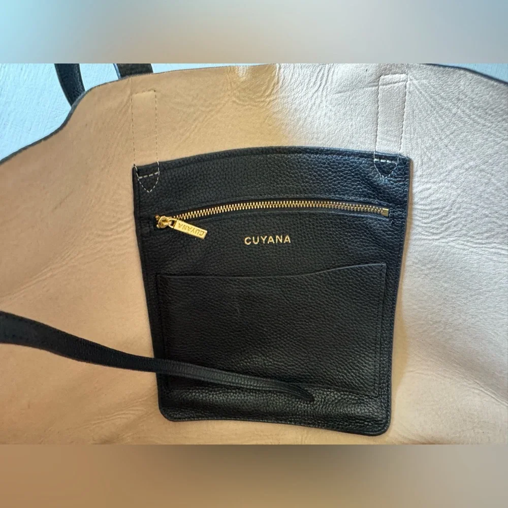 Cuyana Classic Structured Leather Tote in Black Pebbled Leather